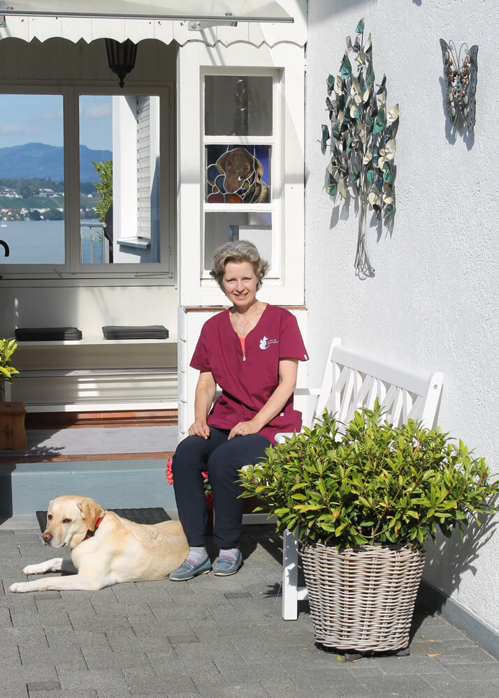 Simona Billeter mit Hund vor dem Hauseingang